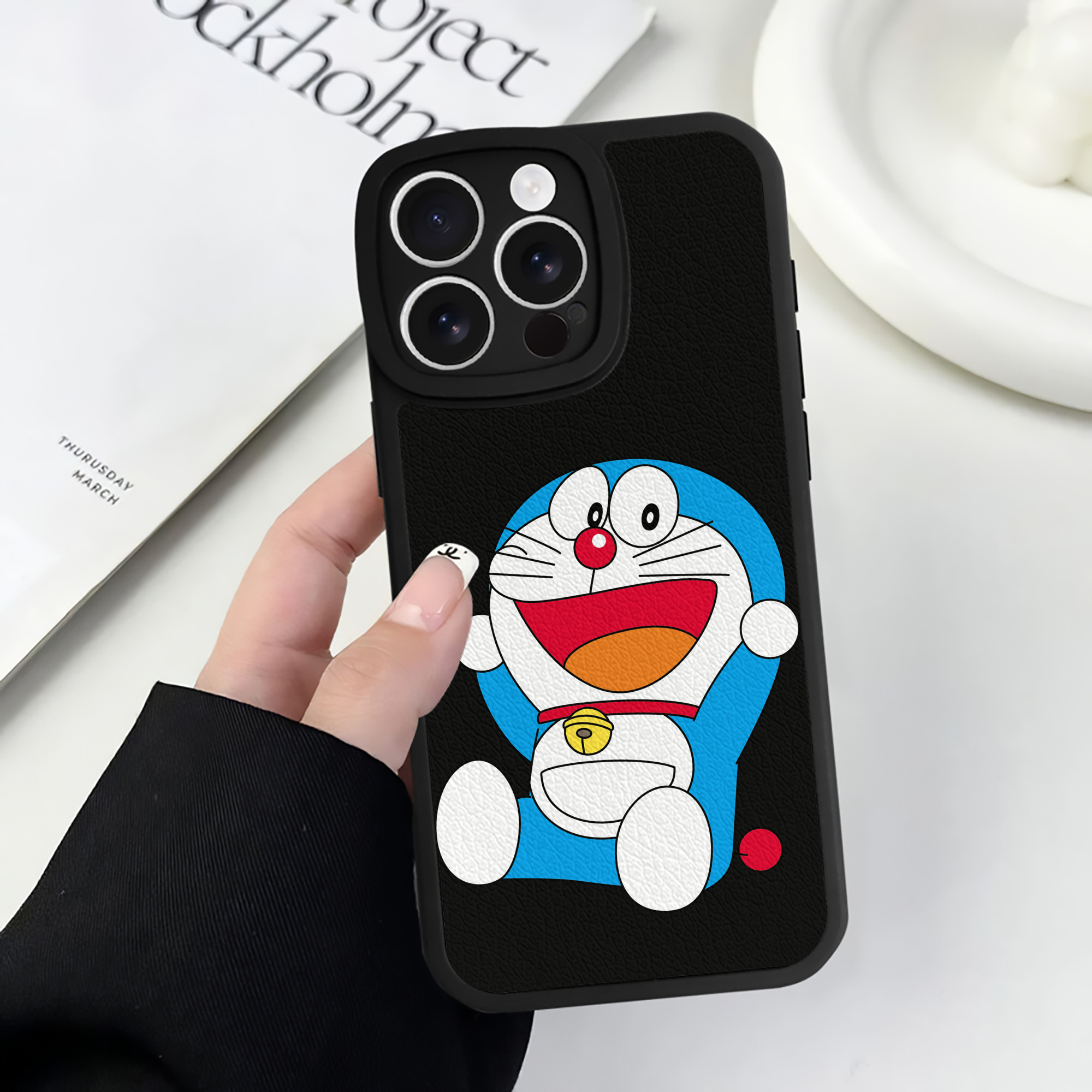 （画像用） ドラえもん Doraemon 【iPhone 16シリーズ対応】シリコンスマホケース（レザー調） 材質：シリコン
